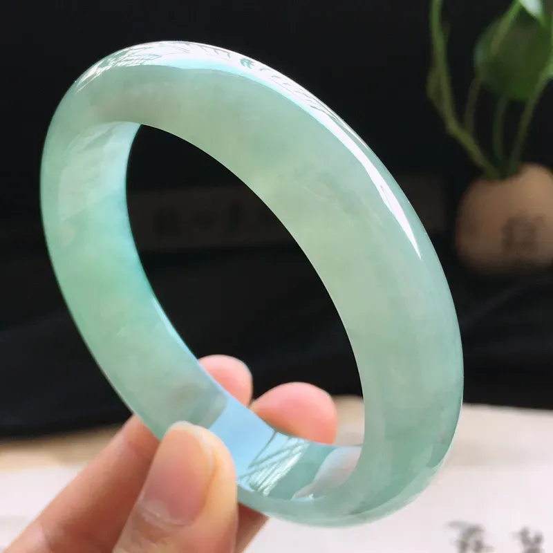 精品翡翠手镯，玉质莹润，佩戴效果更美，棉纹不扣手，尺寸：内径：58.4MM，玉：14.6*7.9MM，整体货品质量：64.6g