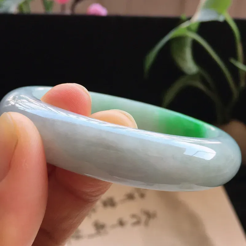 精品翡翠阳绿手镯，玉质莹润，佩戴效果更美，尺寸：内径：55.3MM，玉：12.8*8.3MM，整体货品质量：59.9g