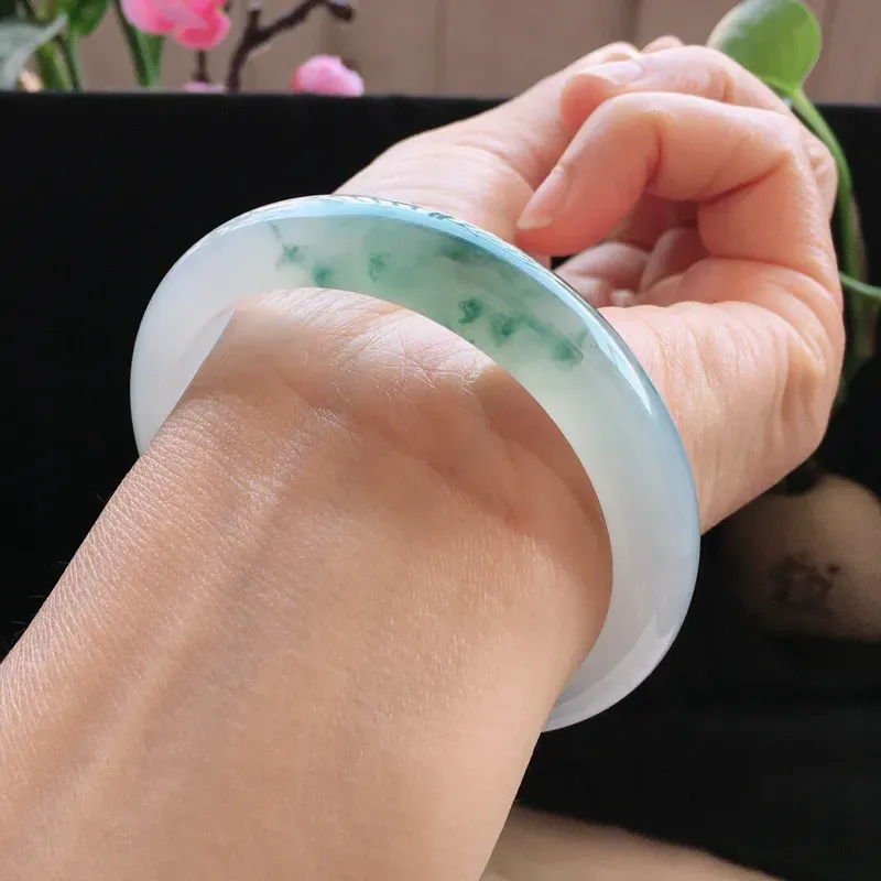 精品翡翠双彩紫罗兰手镯， 玉质莹润，佩戴效果更美，尺寸：内径：54.8MM，玉：12*7.7MM，整体货品质量：47.7g