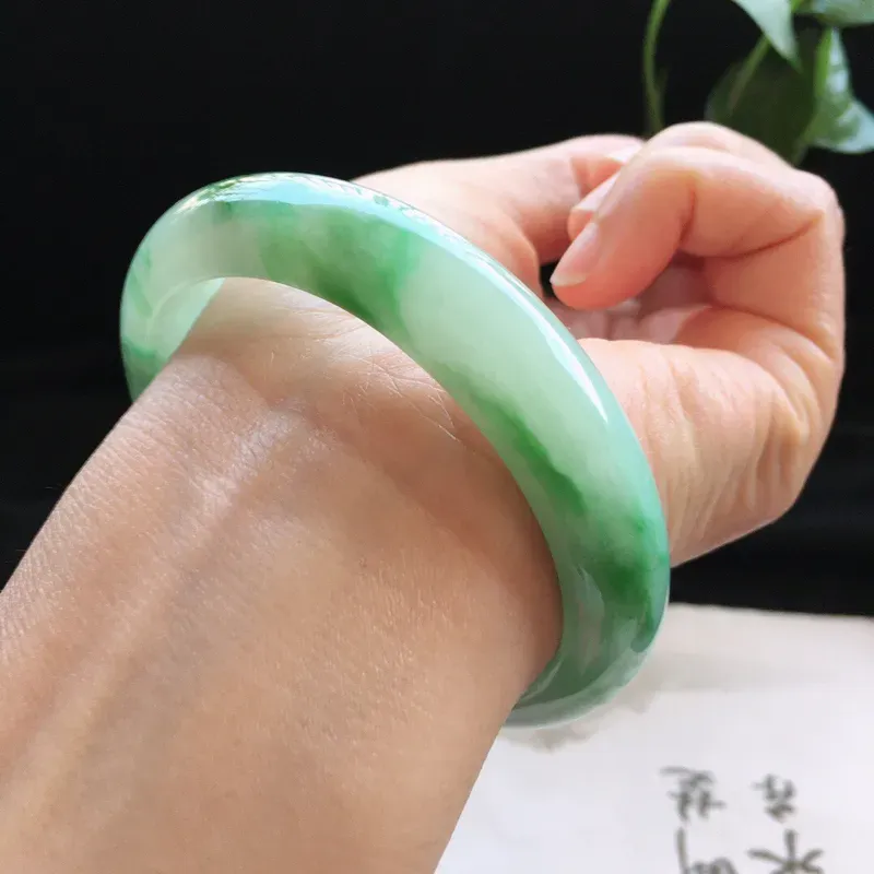 精品翡翠手镯，玉质莹润，佩戴效果更美，尺寸：内径：59MM，玉：13.8*7.9MM， 整体货品质量：61.5g