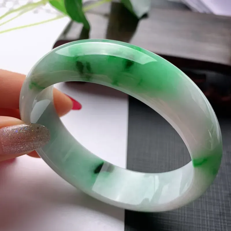 水润飘绿正圈手镯57.05mm 玉质细腻，颜色艳丽，条形大方得体，佩戴效果更好
