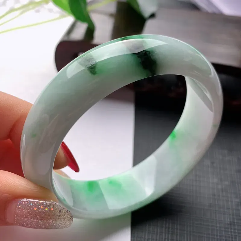 水润飘绿正圈手镯57.05mm 玉质细腻，颜色艳丽，条形大方得体，佩戴效果更好
