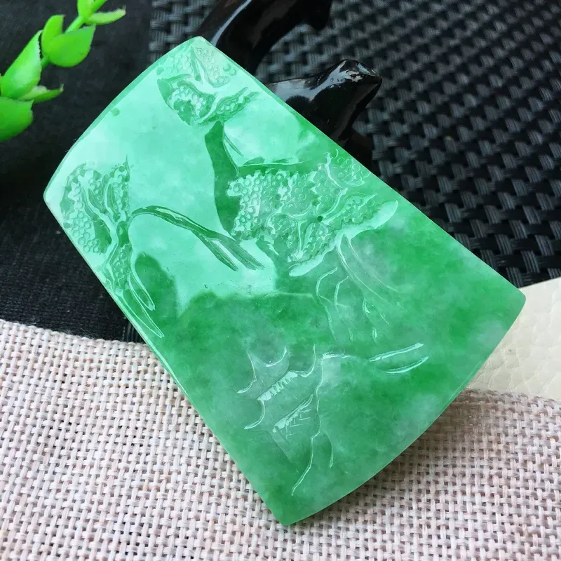 【自然光室外拍摄🎉🎉 老坑大好河山玉吊坠,种水足 水润细腻,种水十足,色泽鲜艳 线条流畅,层次分明,雕刻精湛,画面立体高雅!尺寸:67.1*46.2*6mm】图4