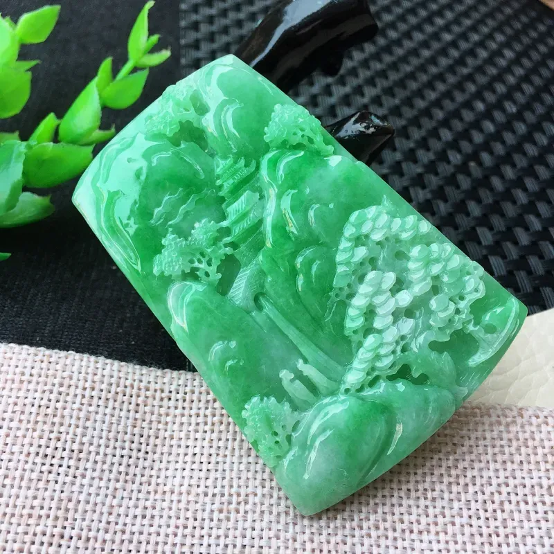 【自然光室外拍摄🎉🎉 老坑大好河山玉吊坠,种水足 水润细腻,种水十足,色泽鲜艳 线条流畅,层次分明,雕刻精湛,画面立体高雅!尺寸:67.1*46.2*6mm】图2