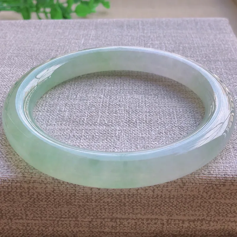 【签收送翡翠平安环吊坠☘️冰糯种飘绿大圈口翡翠圆条手镯,圆润厚实,亮丽秀气,颜色好,品相好,上手佩戴效果知性优雅,尺寸59.6*9.6*10mm,重量:58.20g。59-61圈口可戴】图5