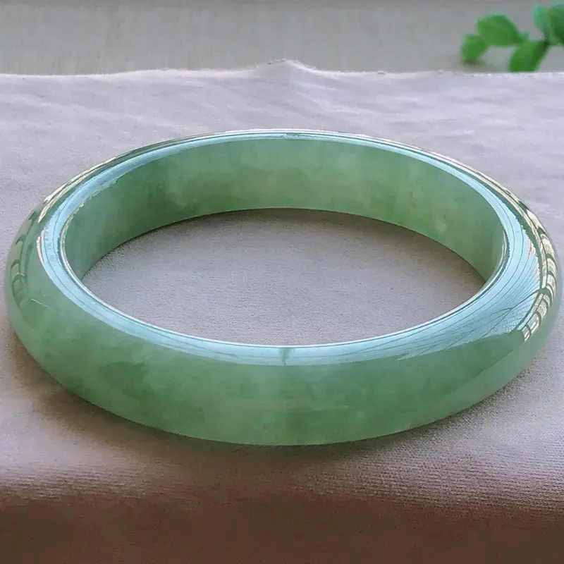 【签收送翡翠平安环吊坠☘️☘️☘️糯化种满绿翡翠宽条手镯,圆润厚实,亮丽秀气,颜色好,品相好,上手佩戴效果知性优雅,尺寸57.2*11.9*9mm。重量:64.00g。57圈口可戴。】图1
