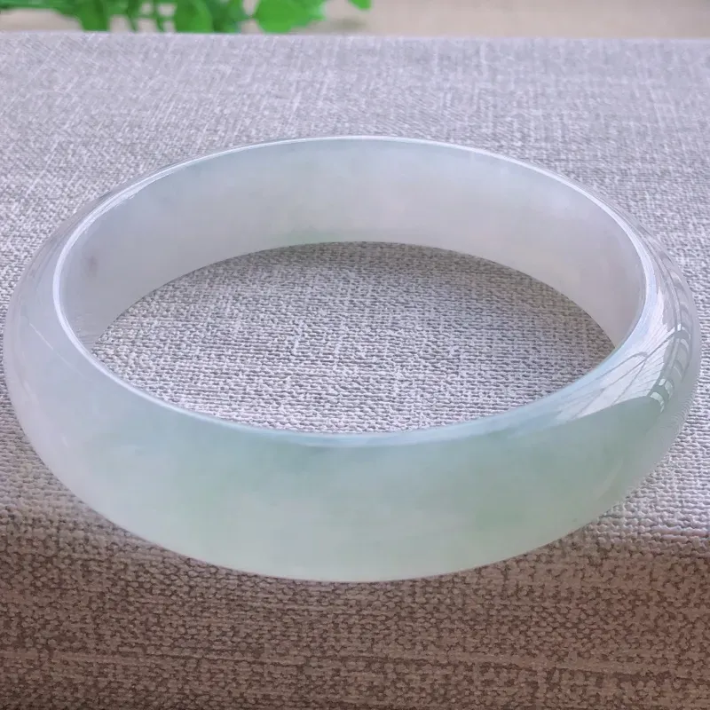 【签收送翡翠平安环吊坠☘️冰糯种飘绿翡翠宽条手镯,圆润厚实,亮丽秀气,颜色好,品相好,上手佩戴效果知性优雅,尺寸57.2*14*7mm,重量:51.60g。57-58圈口可戴】图1