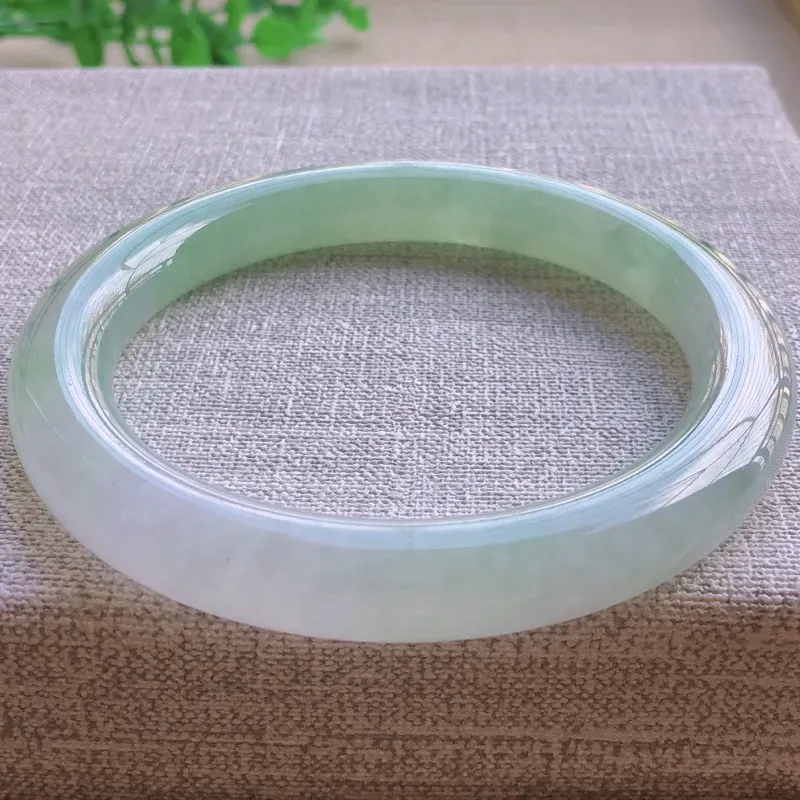 【签收送翡翠平安环吊坠☘️冰糯种飘绿大圈口翡翠圆条手镯,圆润厚实,亮丽秀气,颜色好,品相好,上手佩戴效果知性优雅,尺寸59.6*9.6*10mm,重量:58.20g。59-61圈口可戴】图7