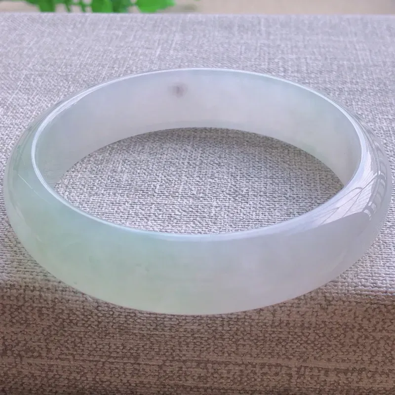 【签收送翡翠平安环吊坠☘️冰糯种飘绿翡翠宽条手镯,圆润厚实,亮丽秀气,颜色好,品相好,上手佩戴效果知性优雅,尺寸57.2*14*7mm,重量:51.60g。57-58圈口可戴】图2