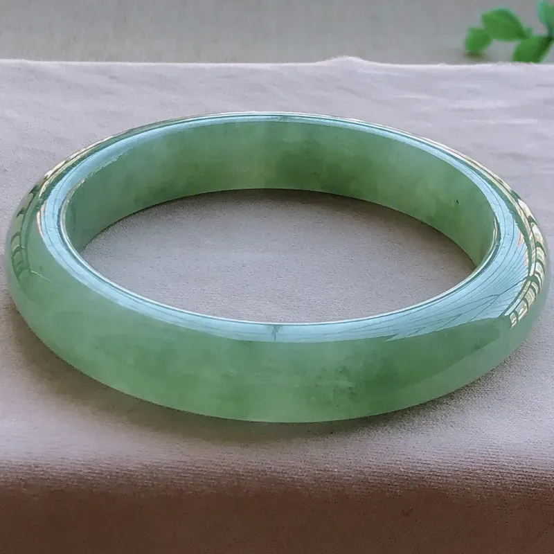 【签收送翡翠平安环吊坠☘️☘️☘️糯化种满绿翡翠宽条手镯,圆润厚实,亮丽秀气,颜色好,品相好,上手佩戴效果知性优雅,尺寸57.2*11.9*9mm。重量:64.00g。57圈口可戴。】图6