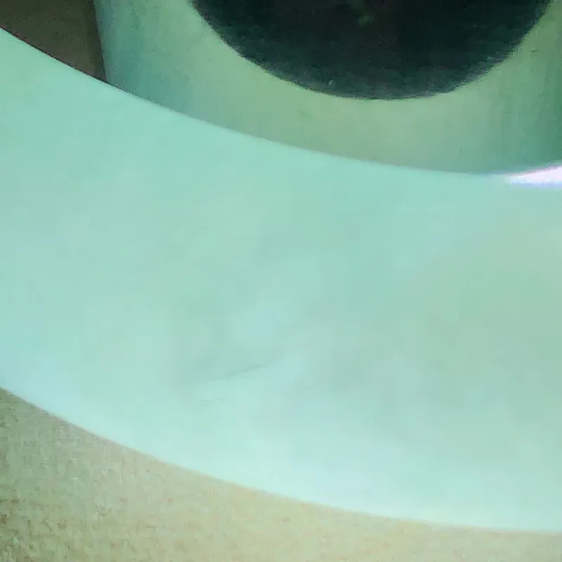 【签收送翡翠平安环吊坠☘️冰糯种飘绿翡翠宽条手镯,圆润厚实,亮丽秀气,颜色好,品相好,上手佩戴效果知性优雅,尺寸57.2*14*7mm,重量:51.60g。57-58圈口可戴】图8