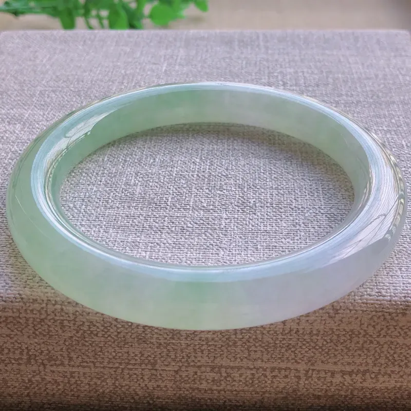 【签收送翡翠平安环吊坠☘️冰糯种飘绿大圈口翡翠圆条手镯,圆润厚实,亮丽秀气,颜色好,品相好,上手佩戴效果知性优雅,尺寸59.6*9.6*10mm,重量:58.20g。59-61圈口可戴】图3