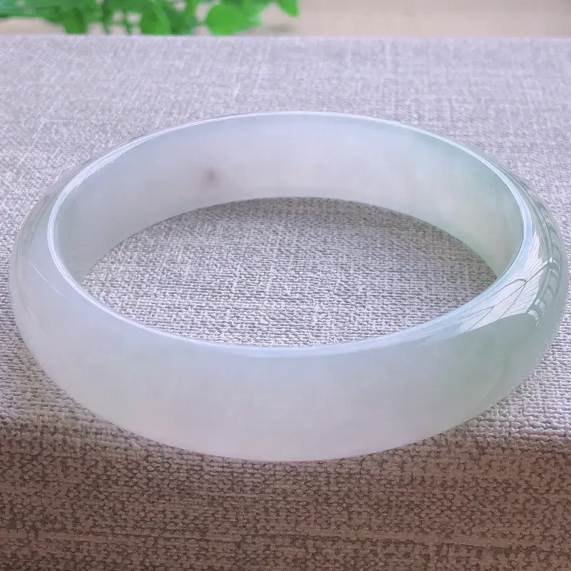 【签收送翡翠平安环吊坠☘️冰糯种飘绿翡翠宽条手镯,圆润厚实,亮丽秀气,颜色好,品相好,上手佩戴效果知性优雅,尺寸57.2*14*7mm,重量:51.60g。57-58圈口可戴】图4