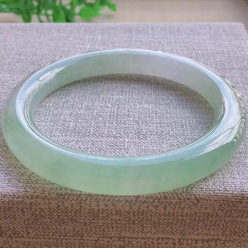 【签收送翡翠平安环吊坠☘️冰糯种飘绿大圈口翡翠圆条手镯,圆润厚实,亮丽秀气,颜色好,品相好,上手佩戴效果知性优雅,尺寸59.6*9.6*10mm,重量:58.20g。59-61圈口可戴】图4
