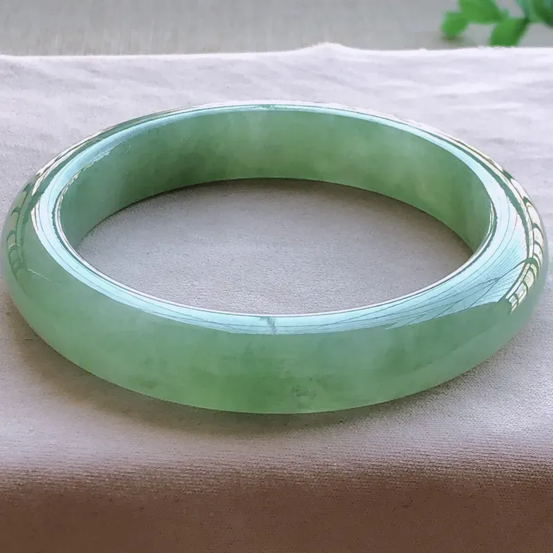 【签收送翡翠平安环吊坠☘️☘️☘️糯化种满绿翡翠宽条手镯,圆润厚实,亮丽秀气,颜色好,品相好,上手佩戴效果知性优雅,尺寸57.2*11.9*9mm。重量:64.00g。57圈口可戴。】图2