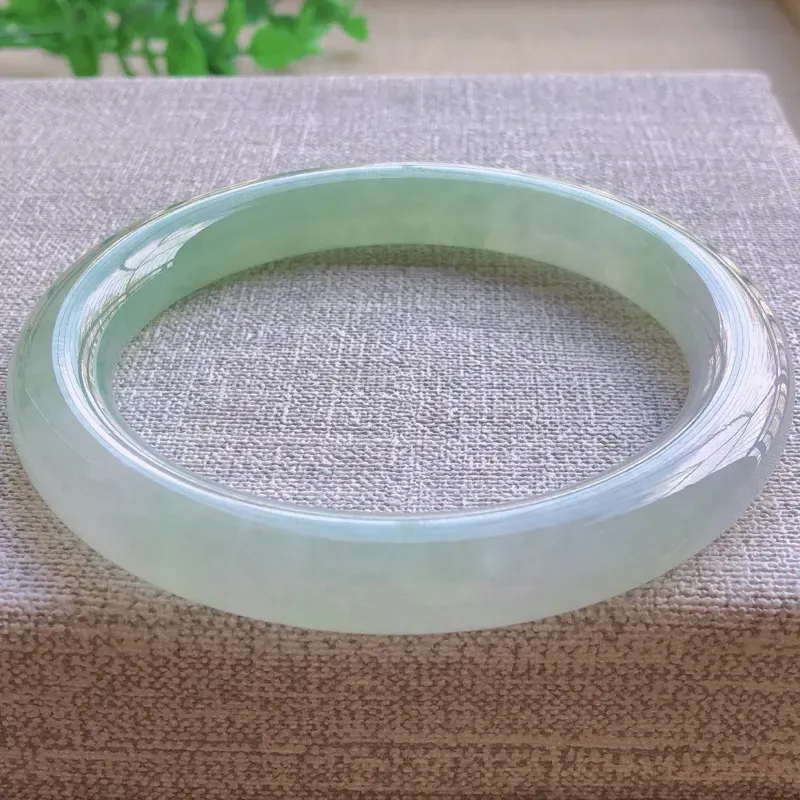 【签收送翡翠平安环吊坠☘️冰糯种飘绿大圈口翡翠圆条手镯,圆润厚实,亮丽秀气,颜色好,品相好,上手佩戴效果知性优雅,尺寸59.6*9.6*10mm,重量:58.20g。59-61圈口可戴】图6