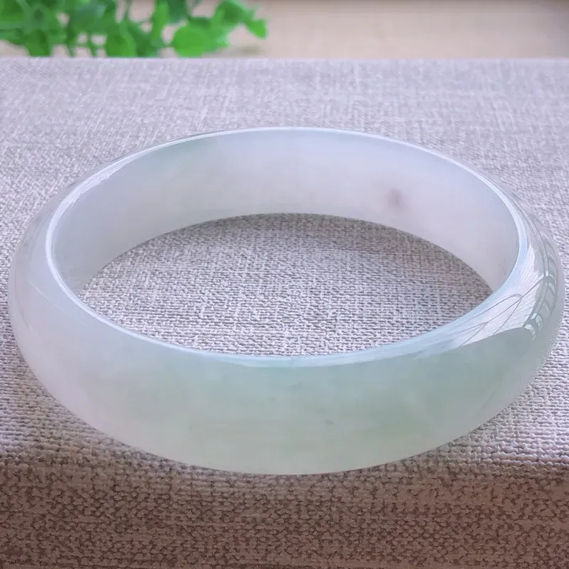【签收送翡翠平安环吊坠☘️冰糯种飘绿翡翠宽条手镯,圆润厚实,亮丽秀气,颜色好,品相好,上手佩戴效果知性优雅,尺寸57.2*14*7mm,重量:51.60g。57-58圈口可戴】图5