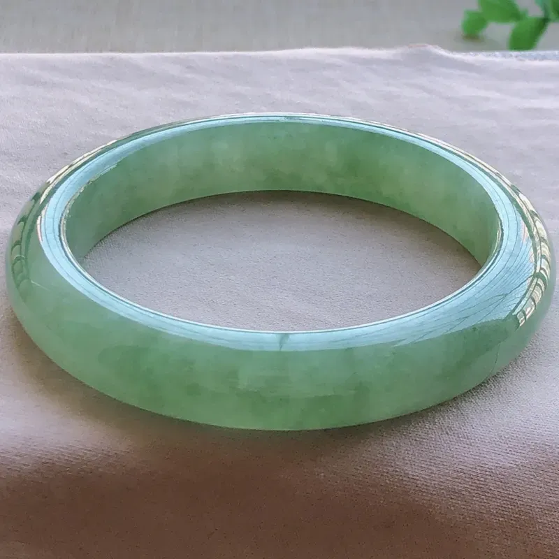 【签收送翡翠平安环吊坠☘️☘️☘️糯化种满绿翡翠宽条手镯,圆润厚实,亮丽秀气,颜色好,品相好,上手佩戴效果知性优雅,尺寸57.2*11.9*9mm。重量:64.00g。57圈口可戴。】图7