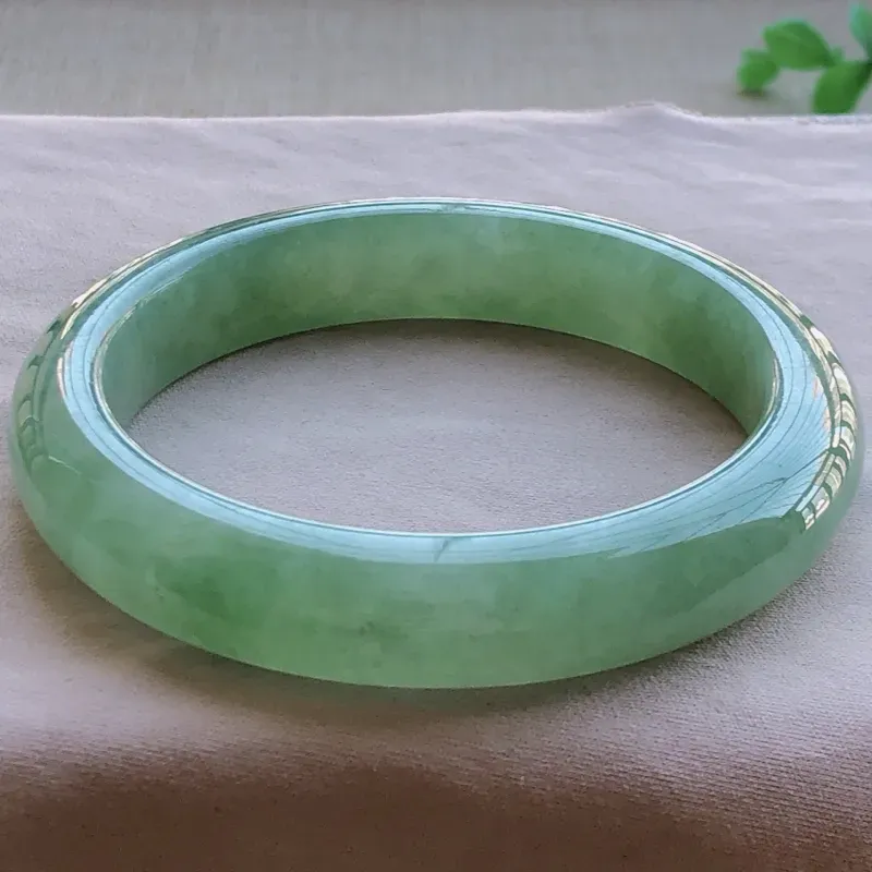 【签收送翡翠平安环吊坠☘️☘️☘️糯化种满绿翡翠宽条手镯,圆润厚实,亮丽秀气,颜色好,品相好,上手佩戴效果知性优雅,尺寸57.2*11.9*9mm。重量:64.00g。57圈口可戴。】图8