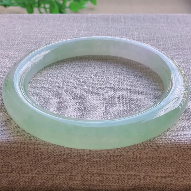 【签收送翡翠平安环吊坠☘️冰糯种飘绿大圈口翡翠圆条手镯,圆润厚实,亮丽秀气,颜色好,品相好,上手佩戴效果知性优雅,尺寸59.6*9.6*10mm,重量:58.20g。59-61圈口可戴】图1