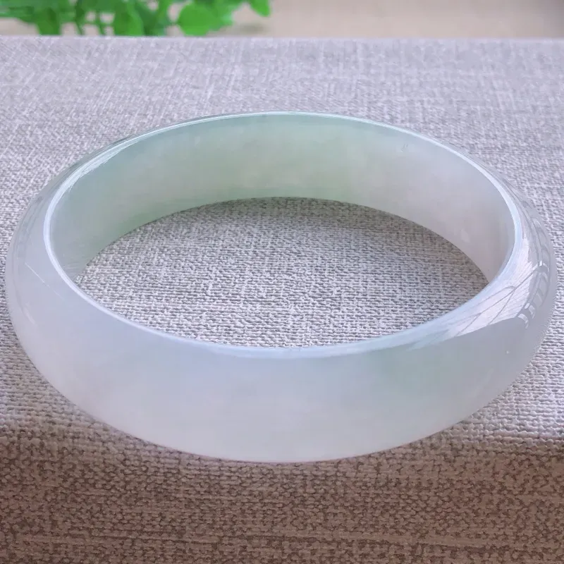 【签收送翡翠平安环吊坠☘️冰糯种飘绿翡翠宽条手镯,圆润厚实,亮丽秀气,颜色好,品相好,上手佩戴效果知性优雅,尺寸57.2*14*7mm,重量:51.60g。57-58圈口可戴】图3