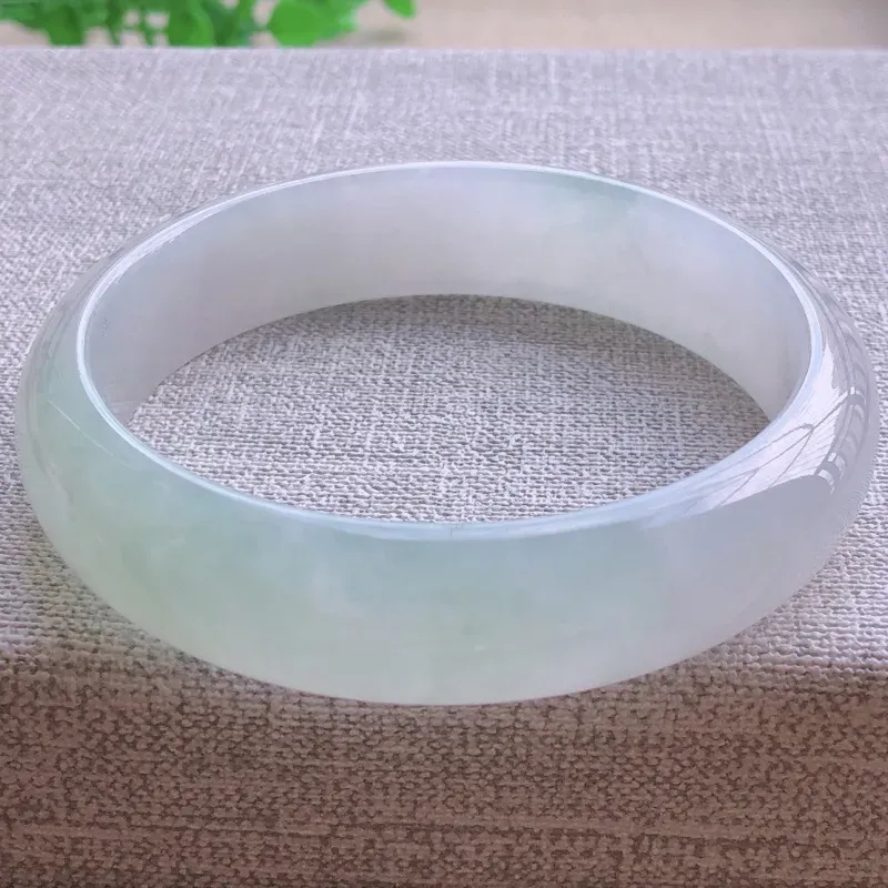 【签收送翡翠平安环吊坠☘️冰糯种飘绿翡翠宽条手镯,圆润厚实,亮丽秀气,颜色好,品相好,上手佩戴效果知性优雅,尺寸57.2*14*7mm,重量:51.60g。57-58圈口可戴】图6