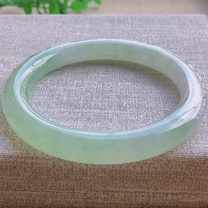 【签收送翡翠平安环吊坠☘️冰糯种飘绿大圈口翡翠圆条手镯,圆润厚实,亮丽秀气,颜色好,品相好,上手佩戴效果知性优雅,尺寸59.6*9.6*10mm,重量:58.20g。59-61圈口可戴】图2