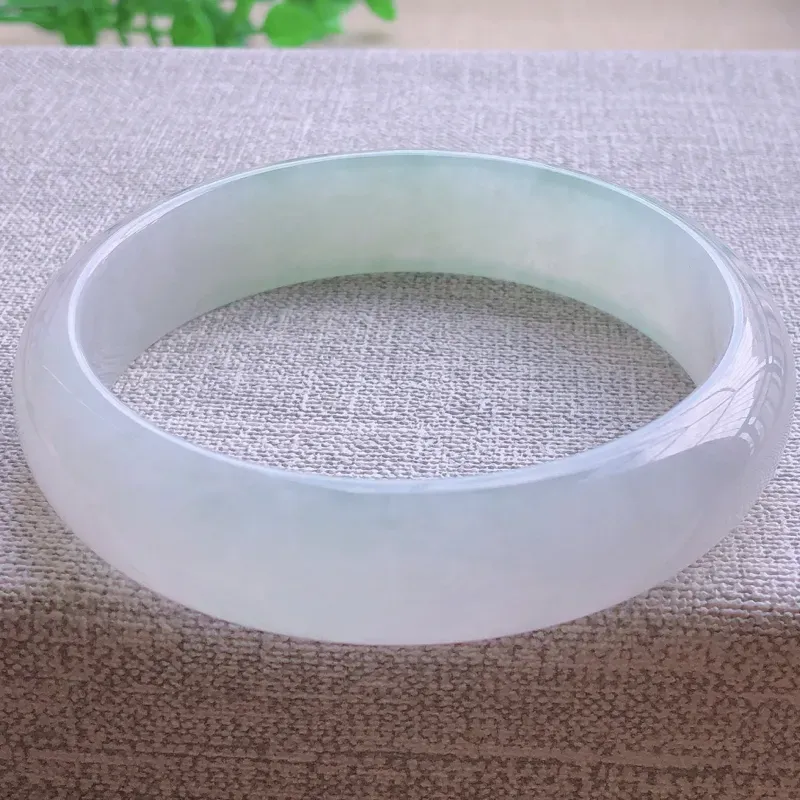 【签收送翡翠平安环吊坠☘️冰糯种飘绿翡翠宽条手镯,圆润厚实,亮丽秀气,颜色好,品相好,上手佩戴效果知性优雅,尺寸57.2*14*7mm,重量:51.60g。57-58圈口可戴】图7