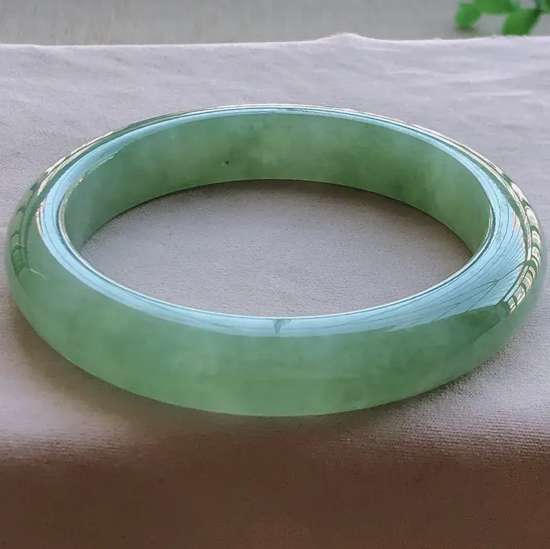 【签收送翡翠平安环吊坠☘️☘️☘️糯化种满绿翡翠宽条手镯,圆润厚实,亮丽秀气,颜色好,品相好,上手佩戴效果知性优雅,尺寸57.2*11.9*9mm。重量:64.00g。57圈口可戴。】图3