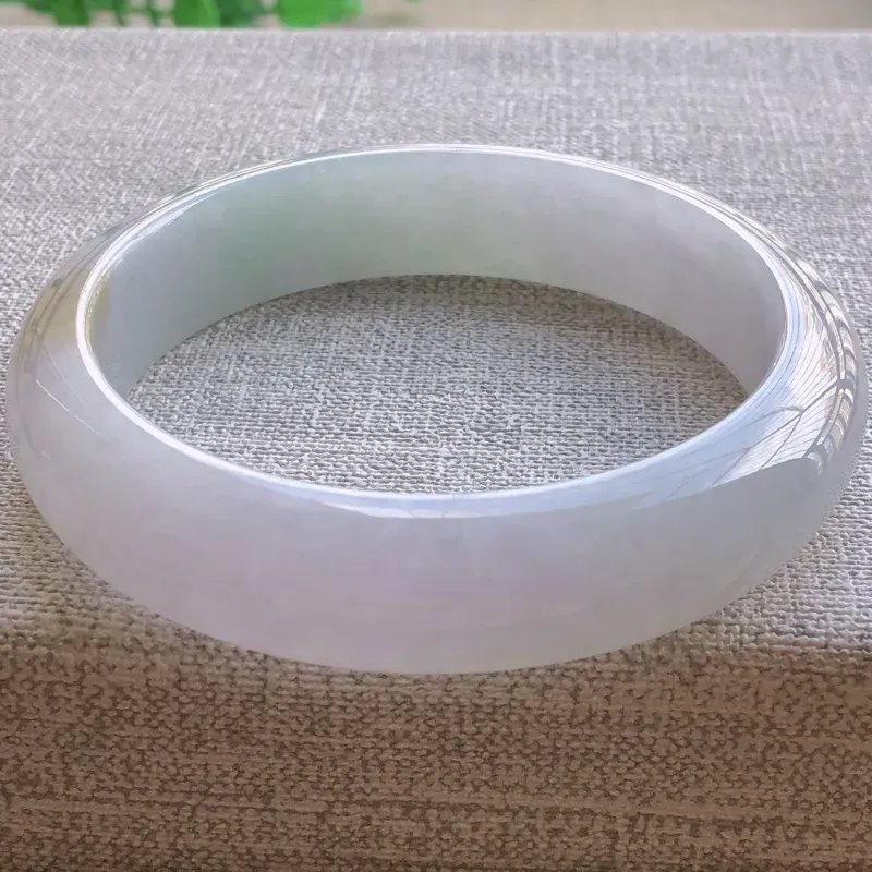 【签收送翡翠平安环吊坠☘️☘️糯化种双彩翡翠宽条手镯,圆润厚实,亮丽秀气,颜色好,品相好,上手佩戴效果知性优雅,尺寸55.6*13.4*7.8mm,重量:56.40g。55-56圈口可戴】图5