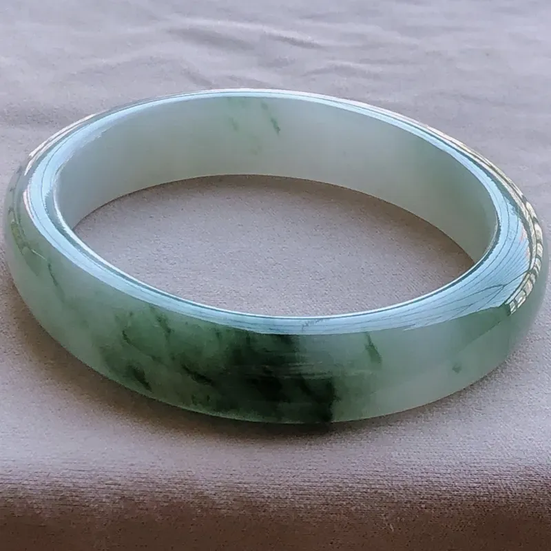 【签收送翡翠平安环吊坠☘️☘️糯化种飘绿贵妃手镯,圆润厚实,亮丽秀气,种水佳,颜色好,上手佩戴效果知性优雅,贵妃圈口尺寸50.6*42.7*10.2*6.3mm,重量:31.80g。合适正圈口49mm】图1