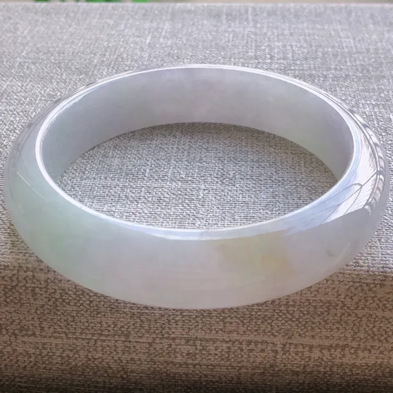 【签收送翡翠平安环吊坠☘️☘️糯化种双彩翡翠宽条手镯,圆润厚实,亮丽秀气,颜色好,品相好,上手佩戴效果知性优雅,尺寸55.6*13.4*7.8mm,重量:56.40g。55-56圈口可戴】图6
