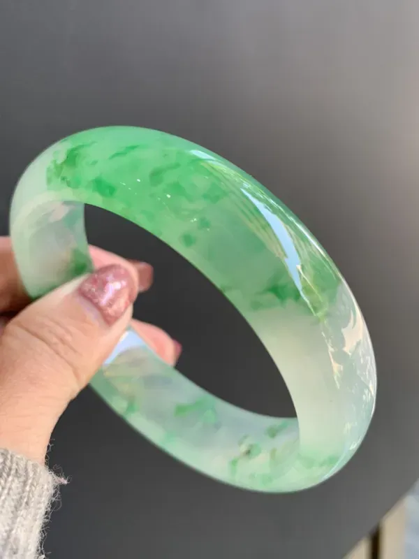 【57.4mm收藏级翠色手镯,条行厚装,底子温润,色阳,佩戴效果大气。尺寸:57.4-16.3-8.2mm】图3