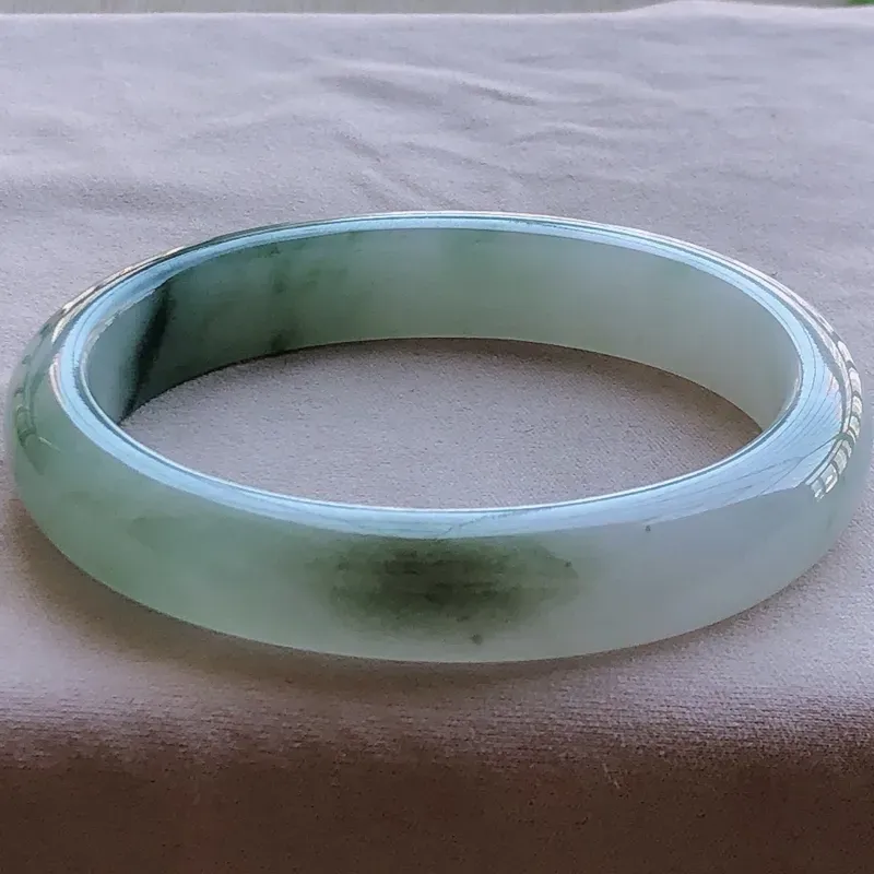 【签收送翡翠平安环吊坠☘️☘️糯化种飘绿贵妃手镯,圆润厚实,亮丽秀气,种水佳,颜色好,上手佩戴效果知性优雅,贵妃圈口尺寸50.6*42.7*10.2*6.3mm,重量:31.80g。合适正圈口49mm】图2
