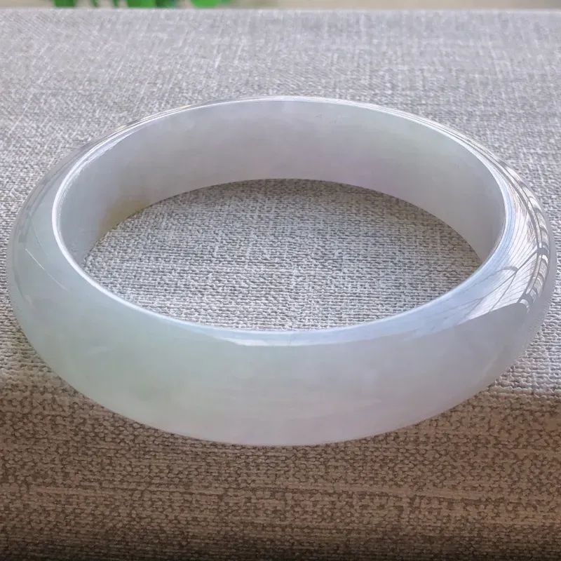 【签收送翡翠平安环吊坠☘️☘️糯化种双彩翡翠宽条手镯,圆润厚实,亮丽秀气,颜色好,品相好,上手佩戴效果知性优雅,尺寸55.6*13.4*7.8mm,重量:56.40g。55-56圈口可戴】图1