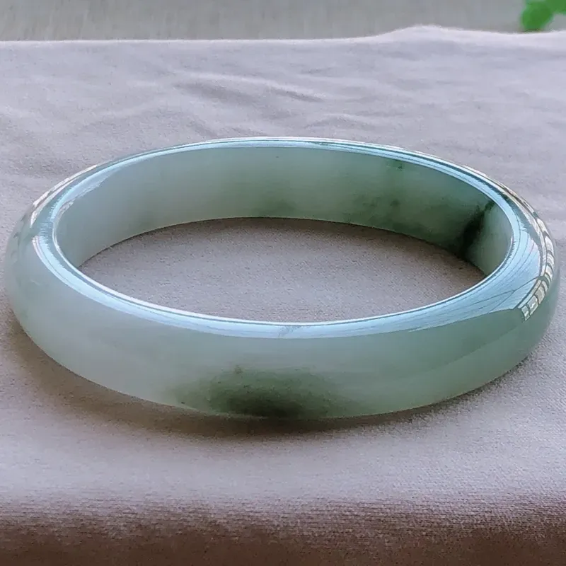 【签收送翡翠平安环吊坠☘️☘️糯化种飘绿贵妃手镯,圆润厚实,亮丽秀气,种水佳,颜色好,上手佩戴效果知性优雅,贵妃圈口尺寸50.6*42.7*10.2*6.3mm,重量:31.80g。合适正圈口49mm】图7