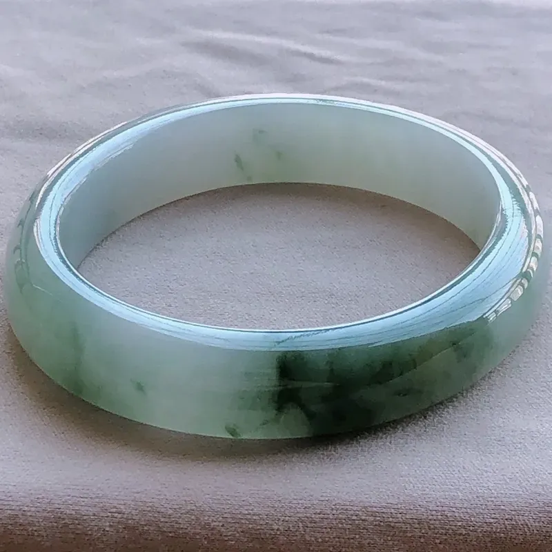 【签收送翡翠平安环吊坠☘️☘️糯化种飘绿贵妃手镯,圆润厚实,亮丽秀气,种水佳,颜色好,上手佩戴效果知性优雅,贵妃圈口尺寸50.6*42.7*10.2*6.3mm,重量:31.80g。合适正圈口49mm】图6
