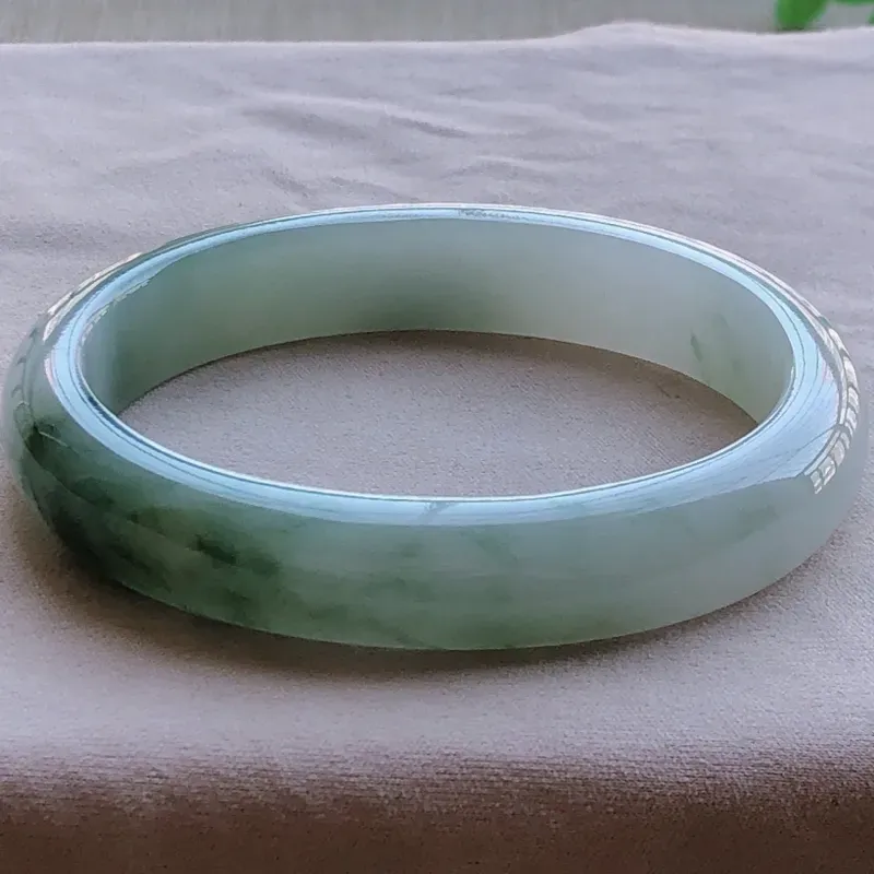 【签收送翡翠平安环吊坠☘️☘️糯化种飘绿贵妃手镯,圆润厚实,亮丽秀气,种水佳,颜色好,上手佩戴效果知性优雅,贵妃圈口尺寸50.6*42.7*10.2*6.3mm,重量:31.80g。合适正圈口49mm】图5