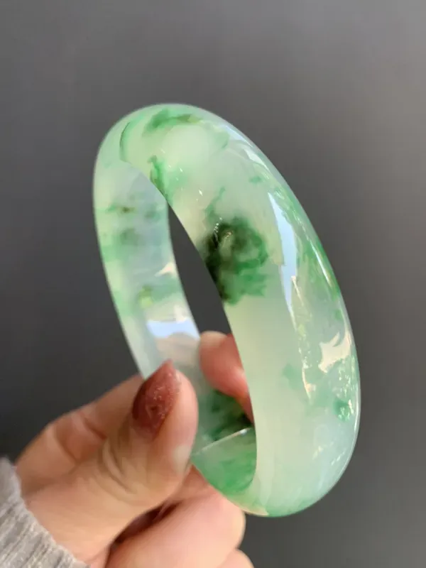 【57.4mm收藏级翠色手镯,条行厚装,底子温润,色阳,佩戴效果大气。尺寸:57.4-16.3-8.2mm】图5