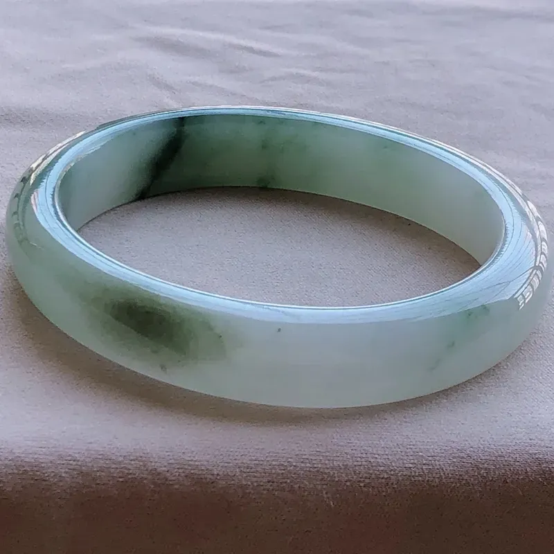 【签收送翡翠平安环吊坠☘️☘️糯化种飘绿贵妃手镯,圆润厚实,亮丽秀气,种水佳,颜色好,上手佩戴效果知性优雅,贵妃圈口尺寸50.6*42.7*10.2*6.3mm,重量:31.80g。合适正圈口49mm】图3