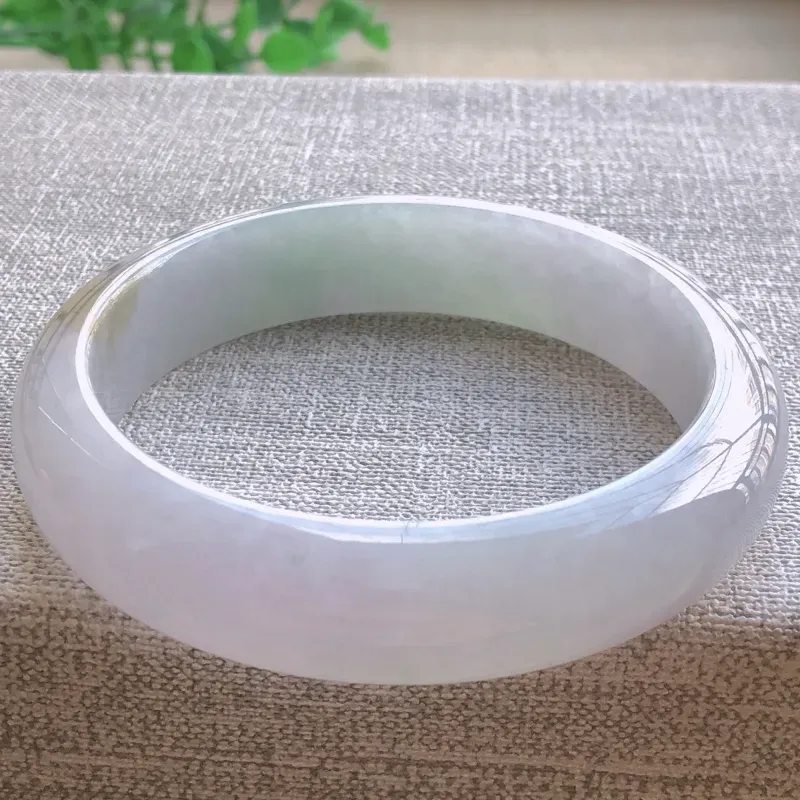 【签收送翡翠平安环吊坠☘️☘️糯化种双彩翡翠宽条手镯,圆润厚实,亮丽秀气,颜色好,品相好,上手佩戴效果知性优雅,尺寸55.6*13.4*7.8mm,重量:56.40g。55-56圈口可戴】图4