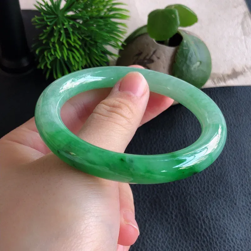 圈口55mm，天然缅甸翡翠A货飘绿圆条手镯，料子细腻柔洁， 尺寸55/9.5mm，重量46.49g。