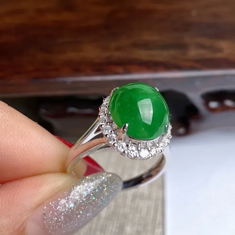 18k金伴钻满绿戒指玉质细腻，颜色艳丽，有种有色，佩戴效果更好，裸11.31_10_4.9mm