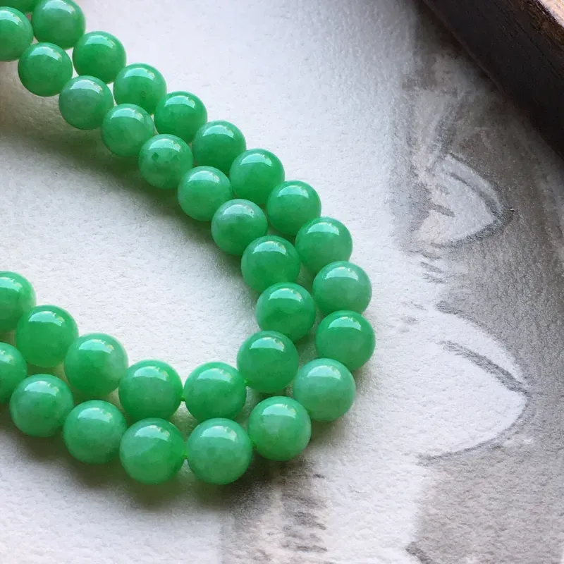 翡翠带绿圆珠项链（铜扣），玉质莹润，佩戴佳品，单颗尺寸大：7.3mm，单颗尺寸小：6.4mm，108颗，重60.21克