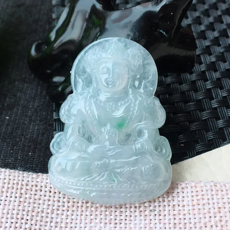 【精雕赐福观音玉吊坠,种老,水润,质感十足。尺寸:44.6*32.9*5mm】图4