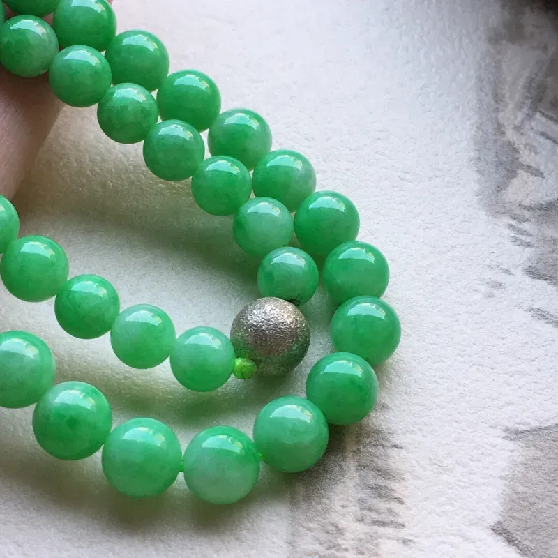 翡翠带绿圆珠项链（铜扣），玉质莹润，佩戴佳品，单颗尺寸大：7.3mm，单颗尺寸小：6.4mm，108颗，重60.21克