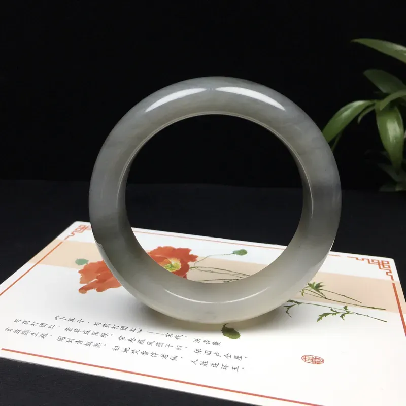 和田玉烟紫藕粉双色手镯，内径：55.6mm玉质温润，质地细腻，烟紫浓郁靓丽，藕粉素雅温婉，双色自然交融，过渡自然，韵味十足，镯形圆润饱满，手感顺滑，佩戴典雅大气～
