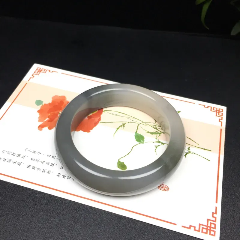 和田玉烟紫藕粉双色手镯，内径：55.6mm玉质温润，质地细腻，烟紫浓郁靓丽，藕粉素雅温婉，双色自然交融，过渡自然，韵味十足，镯形圆润饱满，手感顺滑，佩戴典雅大气～