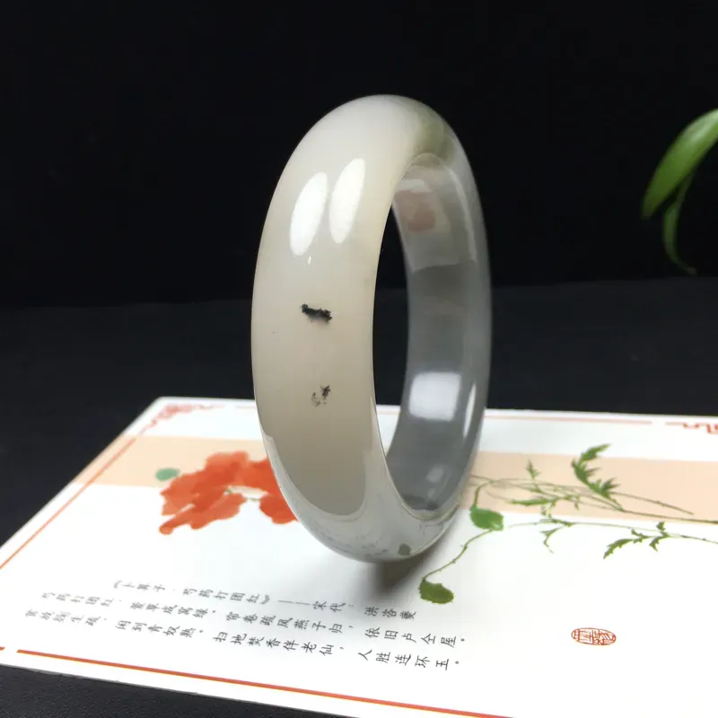 和田玉烟紫藕粉双色手镯，内径：55.6mm玉质温润，质地细腻，烟紫浓郁靓丽，藕粉素雅温婉，双色自然交融，过渡自然，韵味十足，镯形圆润饱满，手感顺滑，佩戴典雅大气～
