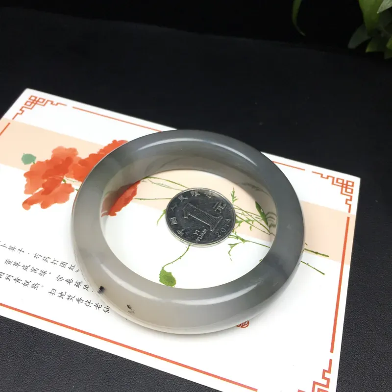 和田玉烟紫藕粉双色手镯，内径：55.6mm玉质温润，质地细腻，烟紫浓郁靓丽，藕粉素雅温婉，双色自然交融，过渡自然，韵味十足，镯形圆润饱满，手感顺滑，佩戴典雅大气～